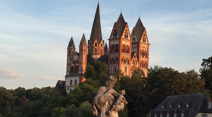 Sexueller Missbrauch: Limburger Priester angezeigt Limburger Dom von der Alten Lahnbrücke aus in Limburg an der Lahn. © Luís Matos