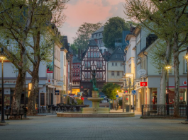 Neumarkt: Fünf Planungsbüros sollen Entwurfsskizzen für Neugestaltung erstellen Neumarkt in Limburg an der Lahn mit Blick auf den Georgsbrunnen. © Marco Kröner Photographie