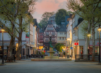 Neumarkt: Fünf Planungsbüros sollen Entwurfsskizzen für Neugestaltung erstellen Neumarkt in Limburg an der Lahn mit Blick auf den Georgsbrunnen. © Marco Kröner Photographie