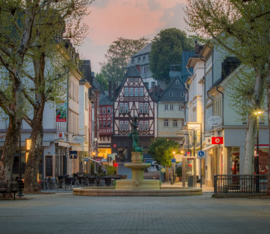 Neumarkt: Fünf Planungsbüros sollen Entwurfsskizzen für Neugestaltung erstellen Neumarkt in Limburg an der Lahn mit Blick auf den Georgsbrunnen. © Marco Kröner Photographie