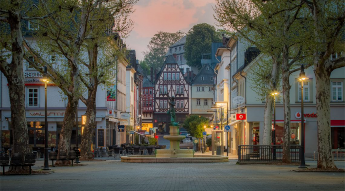Neumarkt: Fünf Planungsbüros sollen Entwurfsskizzen für Neugestaltung erstellen Neumarkt in Limburg an der Lahn mit Blick auf den Georgsbrunnen. © Marco Kröner Photographie