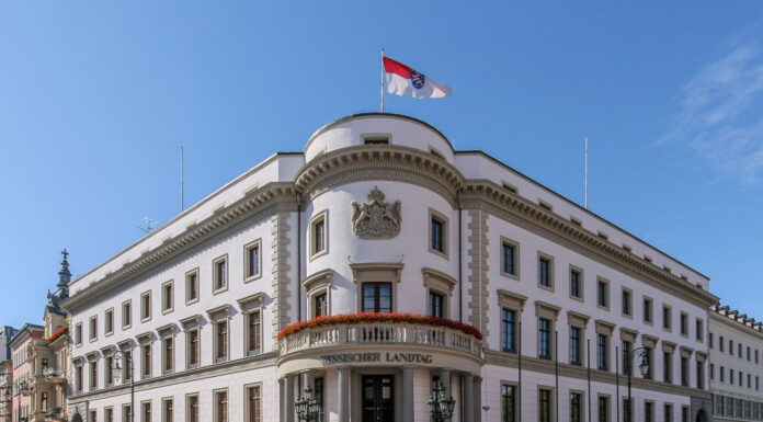 Bouffier knapp im Hessischen Landtag wiedergewählt Das Stadtschloss in Wiesbaden, wo der Hessische Landtag seit 1946 tagt. © Martin Kraft 2012,CC BY-SA 3.0, Wikimedia Commons, zugeschnitten