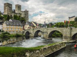 Gewässerwart fordert: Abriss der Wehre Gewässerwart Winfried Klein fordert den Abriss der Wehre und die Stilllegung der Wasserkraftwerke entlang der Lahn. © Lilly Moments