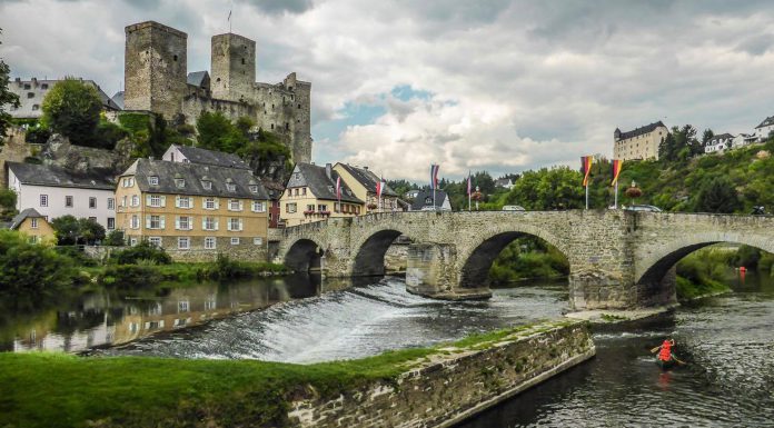 Gewässerwart fordert: Abriss der Wehre Gewässerwart Winfried Klein fordert den Abriss der Wehre und die Stilllegung der Wasserkraftwerke entlang der Lahn. © Lilly Moments