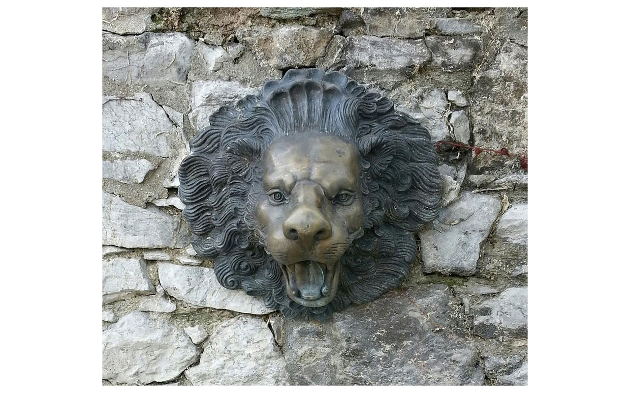 Löwenkopft an der Natursteinmauer des Diözesanmuseums. © Lilly Moments