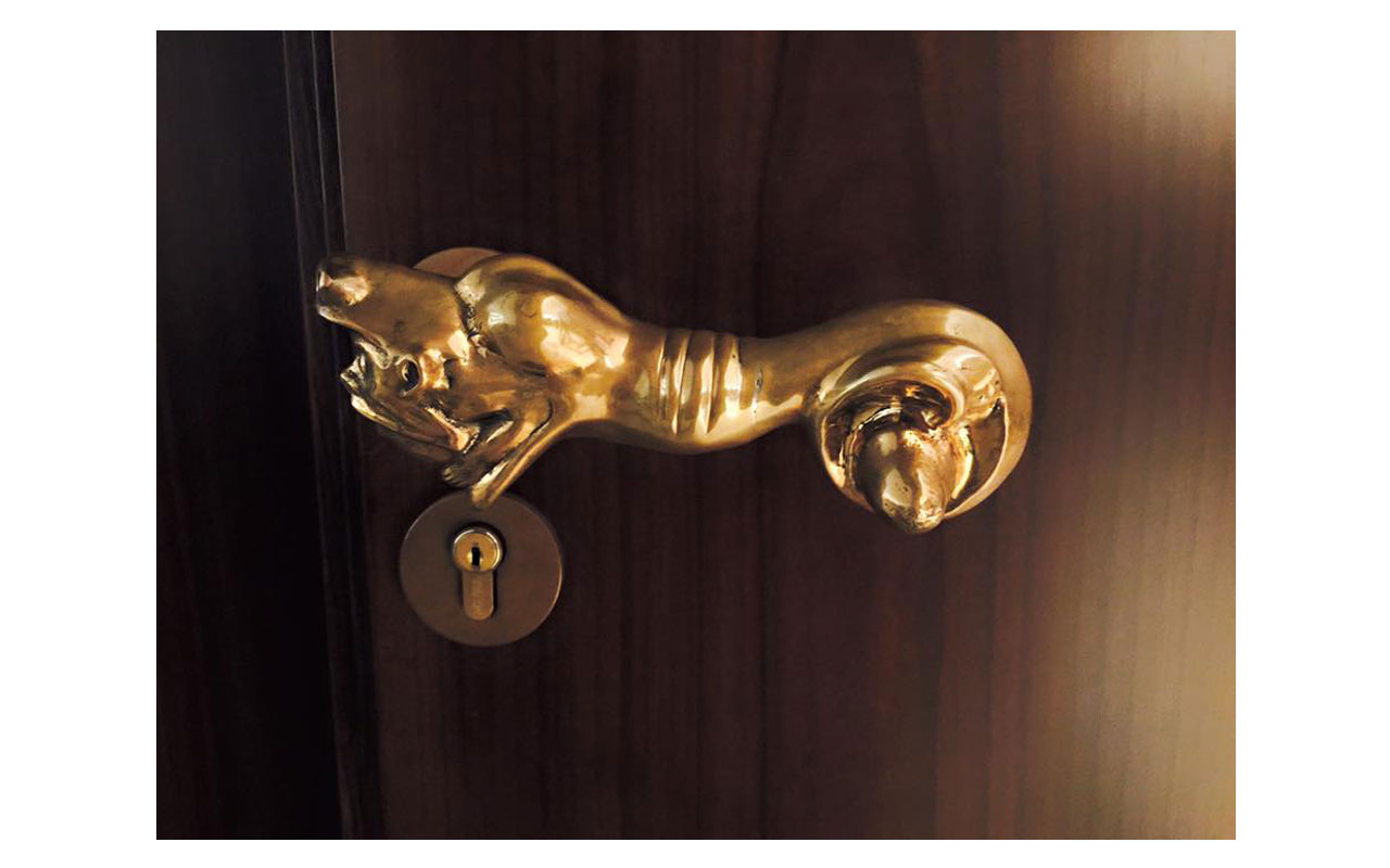 Der berühmte goldene Türgriff an der Tür zu den Reliquen. © Lilly Moments