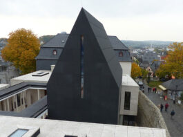 Limburger Bischofsresidenz bald Teil des Diözesanmuseums Die Bischofsresidenz in Limburg an der Lahn mit Blick auf die Kapelle St. Maria und dem Innenhof. Die Bischofsresidenz ist mittlerweile Teil des Diözesanmuseums. © DIZer (2015), CC BY-SA 3.0, Wikimedia Commons, zugeschnitten