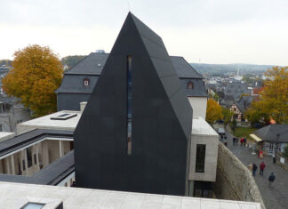 Limburger Bischofsresidenz bald Teil des Diözesanmuseums Die Bischofsresidenz in Limburg an der Lahn mit Blick auf die Kapelle St. Maria und dem Innenhof. Die Bischofsresidenz ist mittlerweile Teil des Diözesanmuseums. © DIZer (2015), CC BY-SA 3.0, Wikimedia Commons, zugeschnitten