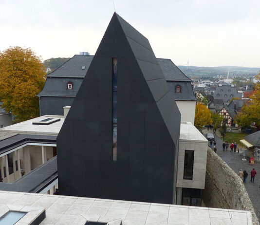 Limburger Bischofsresidenz bald Teil des Diözesanmuseums Die Bischofsresidenz in Limburg an der Lahn mit Blick auf die Kapelle St. Maria und dem Innenhof. Die Bischofsresidenz ist mittlerweile Teil des Diözesanmuseums. © DIZer (2015), CC BY-SA 3.0, Wikimedia Commons, zugeschnitten