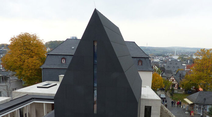 Limburger Bischofsresidenz bald Teil des Diözesanmuseums Die Bischofsresidenz in Limburg an der Lahn mit Blick auf die Kapelle St. Maria und dem Innenhof. Die Bischofsresidenz ist mittlerweile Teil des Diözesanmuseums. © DIZer (2015), CC BY-SA 3.0, Wikimedia Commons, zugeschnitten
