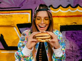 Endlich wieder Foodtruck-Festival: Jetzt auf dem Marktplatz Junge Frau mit Burger in der Hand. © freepic.diller/Freepik