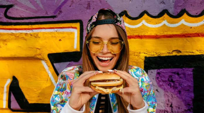 Endlich wieder Foodtruck-Festival: Jetzt auf dem Marktplatz Junge Frau mit Burger in der Hand. © freepic.diller/Freepik