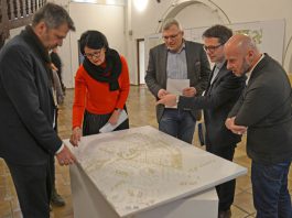 So könnte das neue Wohnquartier in Blumenrod aussehen Preisträger Professor Joachim Schultz-Granberg (2. v. r.) und Landschaftsarchitekt Jens Betcke (rechts) erläutern Bürgermeister Dr. Marius Hahn, Annelie Bopp-Simon (Stadtplanung) und Preisrichter Torsten Becker das Modell zur künftigen Bebauung von Blumenrod. © Stadt Limburg