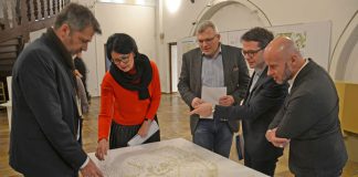 So könnte das neue Wohnquartier in Blumenrod aussehen Preisträger Professor Joachim Schultz-Granberg (2. v. r.) und Landschaftsarchitekt Jens Betcke (rechts) erläutern Bürgermeister Dr. Marius Hahn, Annelie Bopp-Simon (Stadtplanung) und Preisrichter Torsten Becker das Modell zur künftigen Bebauung von Blumenrod. © Stadt Limburg