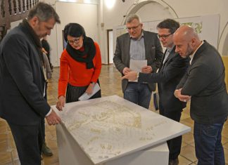 So könnte das neue Wohnquartier in Blumenrod aussehen Preisträger Professor Joachim Schultz-Granberg (2. v. r.) und Landschaftsarchitekt Jens Betcke (rechts) erläutern Bürgermeister Dr. Marius Hahn, Annelie Bopp-Simon (Stadtplanung) und Preisrichter Torsten Becker das Modell zur künftigen Bebauung von Blumenrod. © Stadt Limburg