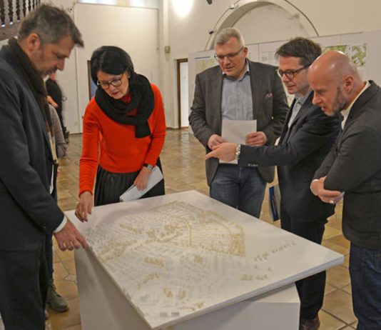 So könnte das neue Wohnquartier in Blumenrod aussehen Preisträger Professor Joachim Schultz-Granberg (2. v. r.) und Landschaftsarchitekt Jens Betcke (rechts) erläutern Bürgermeister Dr. Marius Hahn, Annelie Bopp-Simon (Stadtplanung) und Preisrichter Torsten Becker das Modell zur künftigen Bebauung von Blumenrod. © Stadt Limburg