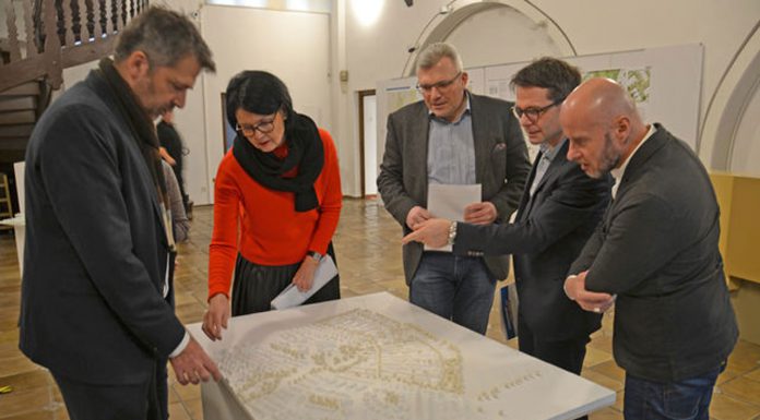 So könnte das neue Wohnquartier in Blumenrod aussehen Preisträger Professor Joachim Schultz-Granberg (2. v. r.) und Landschaftsarchitekt Jens Betcke (rechts) erläutern Bürgermeister Dr. Marius Hahn, Annelie Bopp-Simon (Stadtplanung) und Preisrichter Torsten Becker das Modell zur künftigen Bebauung von Blumenrod. © Stadt Limburg