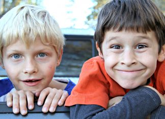 Vortrag: „Jungen brauchen klare Ansagen!“ Zwei Jungs (Rotzlöffel) ziehen Grimasse: "Jungen brauchen klare Ansagen!". | Neues Limburg