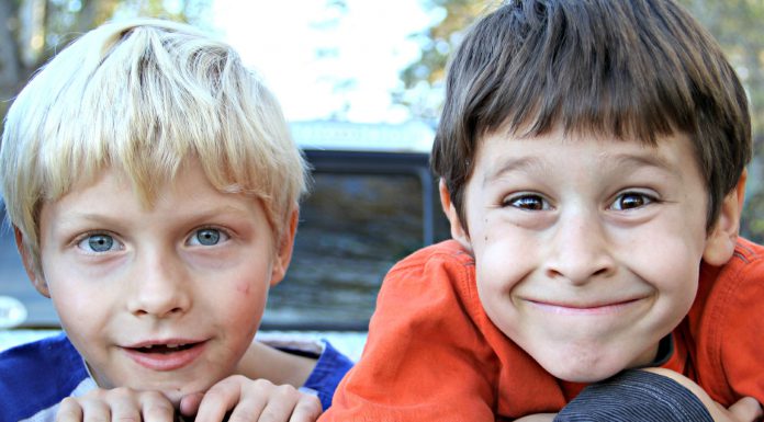 Vortrag: „Jungen brauchen klare Ansagen!“ Zwei Jungs (Rotzlöffel) ziehen Grimasse: "Jungen brauchen klare Ansagen!". | Neues Limburg