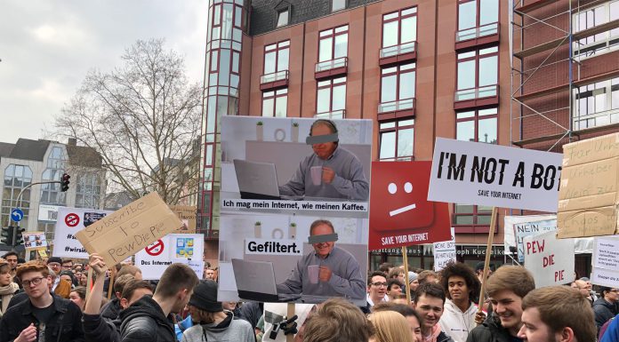 Artikel 13: Nächste Woche wird über Uploadfilter abgestimmt Axel Voss mag sein Internet wie seinen Kaffee: gefiltert! Bild ist auf der Demo gegen die Urheberrechtsreform am 23. März 2019 in Köln entstanden. © Luís Matos