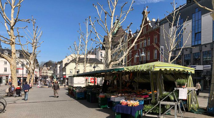 Neumarkt: Fünf Planungsbüros pitchen Entwürfe Zur Zeit sieht der Neumarkt in Limburg ziemlich trostlos aus. In der Regel halten sich dort wenige Menschen auf. © Luís Matos