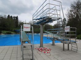 Heute hat das Freibad in Limburg eröffnet Blick durch die Sprungbretter auf das Wettkampfbecken im Limburger Parkbad. © Stadt Limburg
