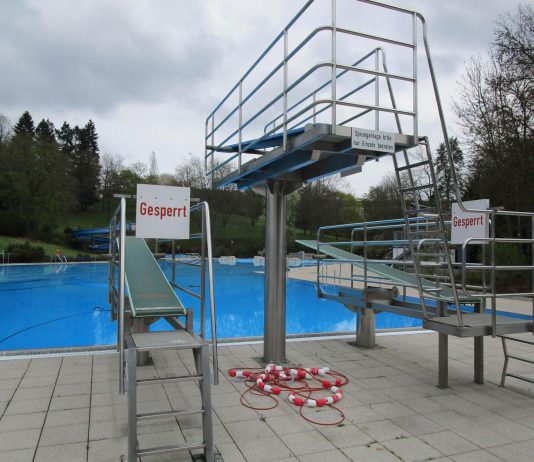 Heute hat das Freibad in Limburg eröffnet Blick durch die Sprungbretter auf das Wettkampfbecken im Limburger Parkbad. © Stadt Limburg