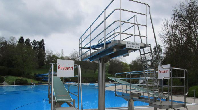 Heute hat das Freibad in Limburg eröffnet Blick durch die Sprungbretter auf das Wettkampfbecken im Limburger Parkbad. © Stadt Limburg