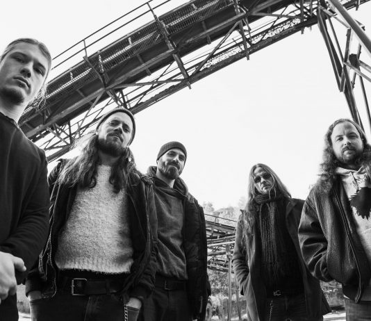 Kalkwerk Festival: Interview mit der Kalk-Band BLOODSPOT BLOODSPOT machen harten, energiegeladenen Metal. „Unser Sound entsteht aus der Zusammenkunft der unterschiedlichen Erfahrungen und Vorlieben, die jeder Einzelne von uns in die Band hineinträgt“, sagt Howdie über die Entstehung ihrer Songs. © BLOODSPOT