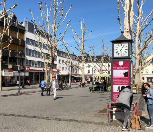 Neue Bäume: Entscheidung für Neugestaltung des Neumarkts in Limburg gefallen Die Platanen sind Geschichte! Die Entscheidung für eine Neugestaltung des Neumarkts in Limburg ist gefallen. Entscheidung beinhaltet, dass die 40 Jahre alten Platanen durch neue Bäume ersetzt werden sollen. © Luís Matos