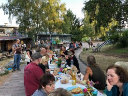 Kalkwerk: Der Kultur- und Jugendförderkreis Diez e. V. hat wieder zur langen Tafel eingeladen Knapp 100 Gäste trafen sich im alten Kalkwerk zwischen Limburg und Diez, um unter dem Motto „Die lange Tafel“ gemeinsam zu essen. Die Atmosphäre war insgesamt harmonisch und schön. © Luís Matos