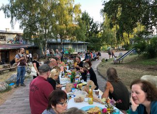 Kalkwerk: Der Kultur- und Jugendförderkreis Diez e. V. hat wieder zur langen Tafel eingeladen Knapp 100 Gäste trafen sich im alten Kalkwerk zwischen Limburg und Diez, um unter dem Motto „Die lange Tafel“ gemeinsam zu essen. Die Atmosphäre war insgesamt harmonisch und schön. © Luís Matos