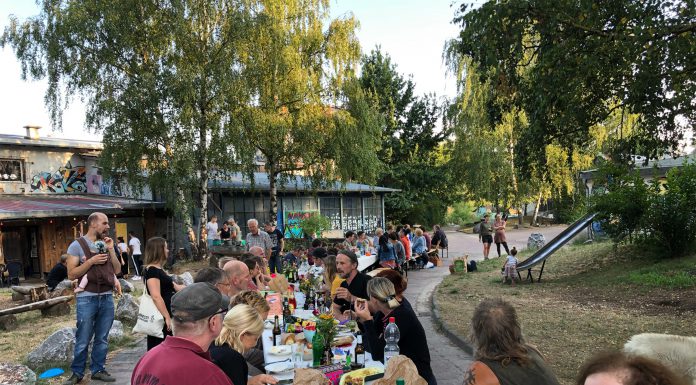 Kalkwerk: Der Kultur- und Jugendförderkreis Diez e. V. hat wieder zur langen Tafel eingeladen Knapp 100 Gäste trafen sich im alten Kalkwerk zwischen Limburg und Diez, um unter dem Motto „Die lange Tafel“ gemeinsam zu essen. Die Atmosphäre war insgesamt harmonisch und schön. © Luís Matos