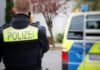 Deutscher Polizeibeamter, der nach einer Verkehrskontrolle telefoniert. © Jonas Augustin, Pixabay