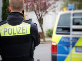 Blitzermarathon: Freitag wird in ganz Hessen geblitzt Deutscher Polizeibeamter, der nach einer Verkehrskontrolle telefoniert. © Jonas Augustin, Pixabay