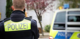 Deutscher Polizeibeamter, der nach einer Verkehrskontrolle telefoniert. © Jonas Augustin, Pixabay