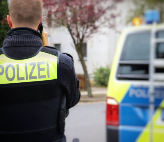Blitzermarathon: Freitag wird in ganz Hessen geblitzt Deutscher Polizeibeamter, der nach einer Verkehrskontrolle telefoniert. © Jonas Augustin, Pixabay