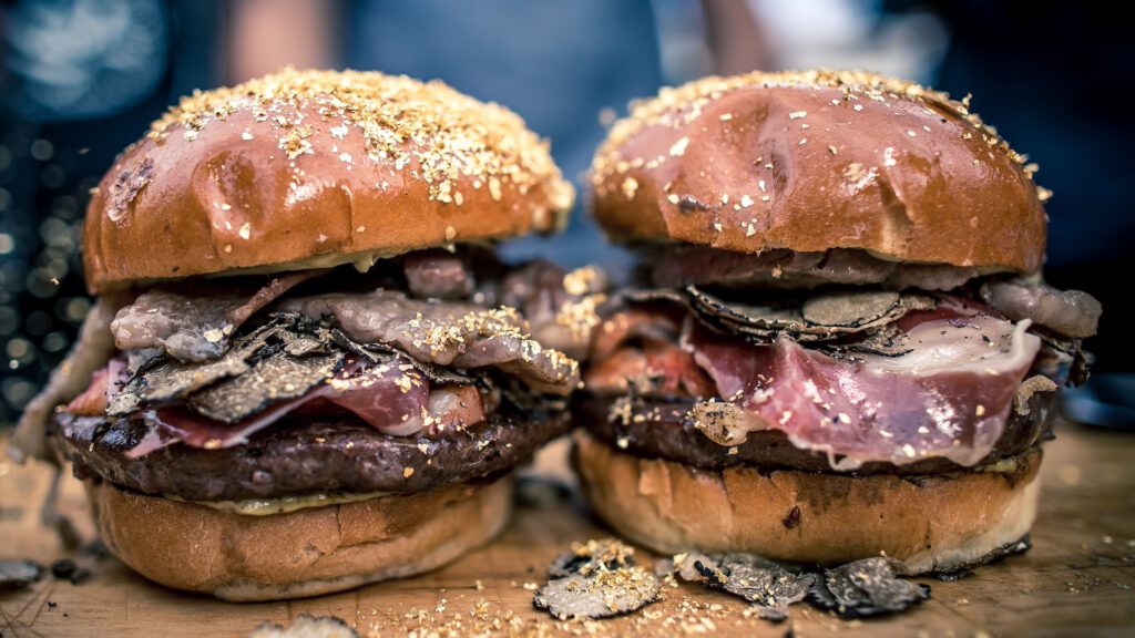 Exquisite Trüffel-Burger mit Bacon und Burgerpattys. © street-food-market.de
