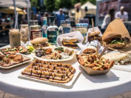 Streetfood-Festival 2024: Wetterfest schlemmen ohne Ende Stehtisch auf einem Streetfood-Festival mit verschiedenen Streetfood-Gerichten. © street-food-market.de