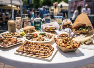 Streetfood-Festival 2024: Wetterfest schlemmen ohne Ende Stehtisch auf einem Streetfood-Festival mit verschiedenen Streetfood-Gerichten. © street-food-market.de