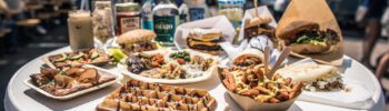 Stehtisch auf einem Streetfood-Festival mit verschiedenen Streetfood-Gerichten. © street-food-market.de