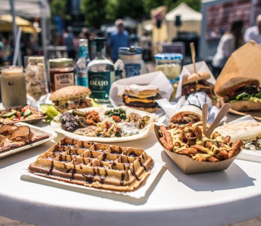 Streetfood-Festival 2024: Wetterfest schlemmen ohne Ende Stehtisch auf einem Streetfood-Festival mit verschiedenen Streetfood-Gerichten. © street-food-market.de