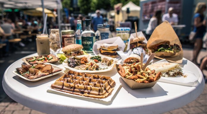 Streetfood-Festival 2024: Wetterfest schlemmen ohne Ende Stehtisch auf einem Streetfood-Festival mit verschiedenen Streetfood-Gerichten. © street-food-market.de