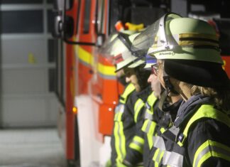 Limburg: Feuerwehren proben den Ernstfall Feuerwehren proben den Ernstfall. Feuerwehrleute beim Briefing vor der Feuerwehrübung in der Feuerwache. © planet_fox, Pixabay (Symbolbild)